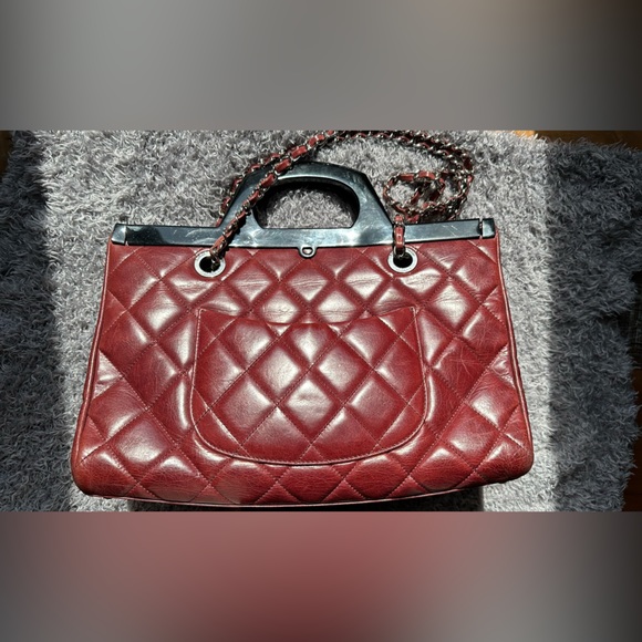 Preowned - CHANEL
Glazed Calfskin Quilted Small CC Delivery Tote Burgundy - Picture 4 of 16